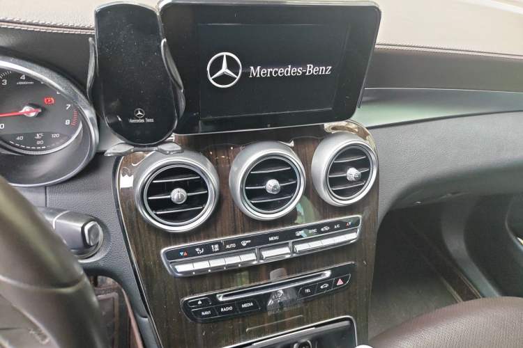 Used Mercedes-Benz GLC 2018 Facelift GLC 260 4MATIC Luxury Edition Audio And AC Panel