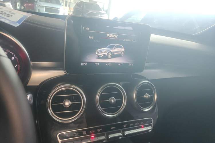Used Mercedes-Benz GLC 2018 Facelift GLC 260 4MATIC Luxury Edition Audio And AC Panel