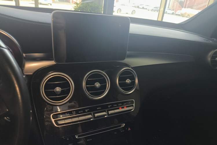 Used Mercedes-Benz GLC 2018 GLC 260 4MATIC Dynamic Edition Audio And AC Panel