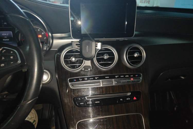 Used Mercedes-Benz GLC 2018 GLC 260 4MATIC Dynamic Edition Audio And AC Panel