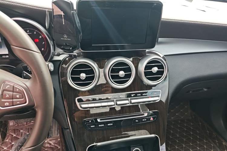 Used Mercedes-Benz GLC 2018 Facelift GLC 260 4MATIC Luxury Edition Audio And AC Panel