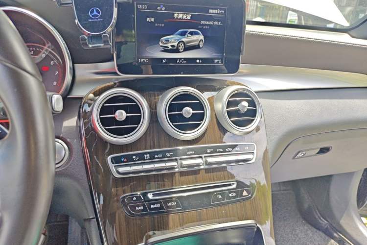 Used Mercedes-Benz GLC 2018 Facelifted GLC 260 4MATIC Dynamic Edition Audio And AC Panel