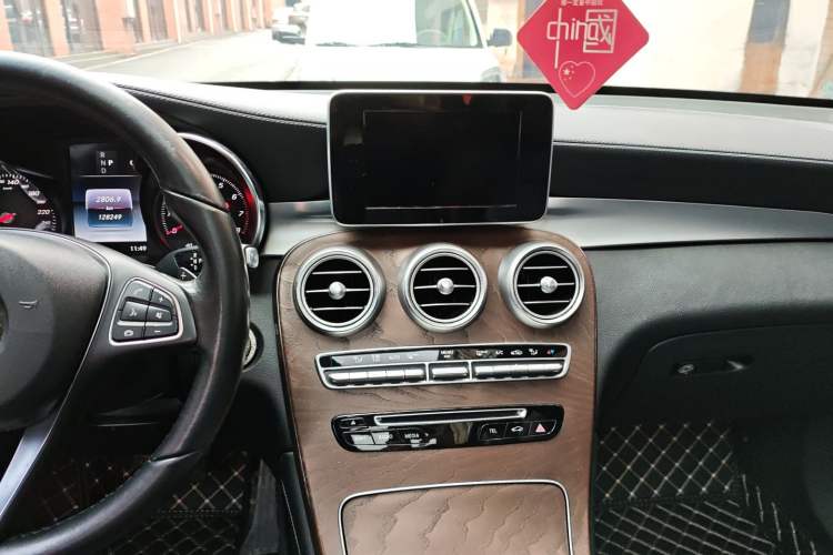 Used Mercedes-Benz GLC 2018 Refreshed GLC 300 4MATIC Dynamic Edition Audio And AC Panel
