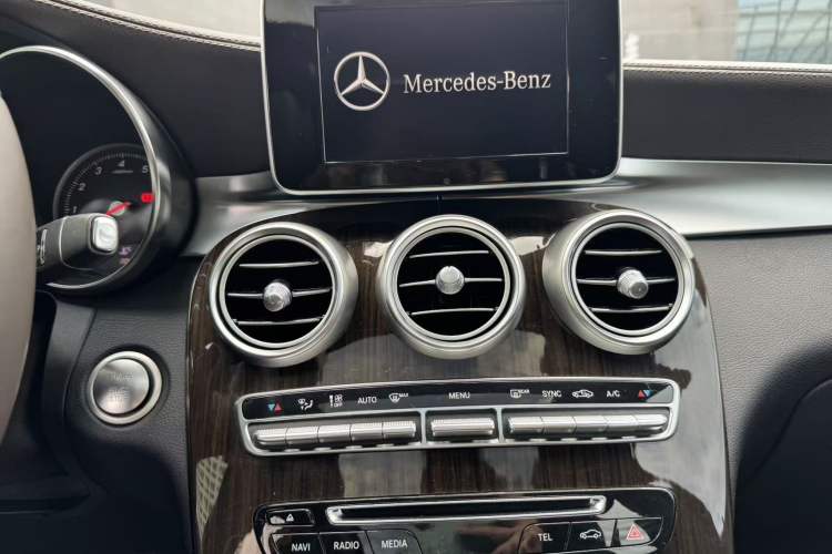 Used Mercedes-Benz GLC 2018 Facelift GLC 260 4MATIC Luxury Edition Audio And AC Panel
