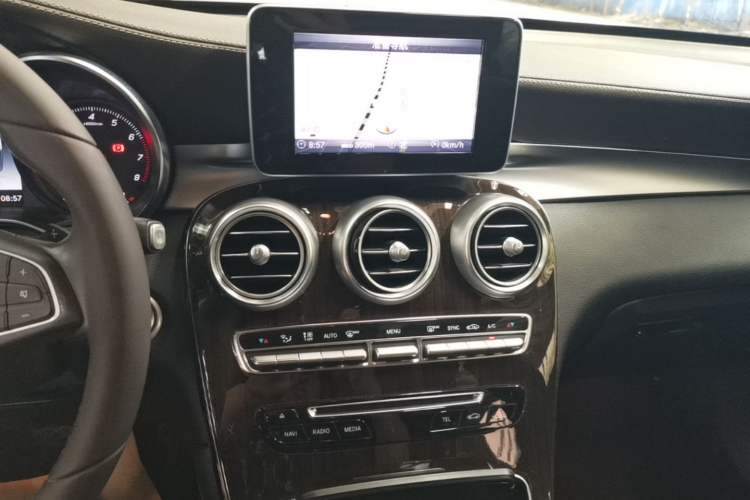 Used Mercedes-Benz GLC 2018 Facelifted GLC 260 4MATIC Dynamic Edition Audio And AC Panel