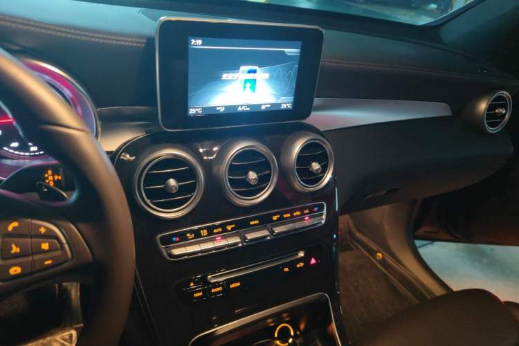 Used Mercedes-Benz GLC 2018 GLC 260 4MATIC Luxury Model Audio And AC Panel
