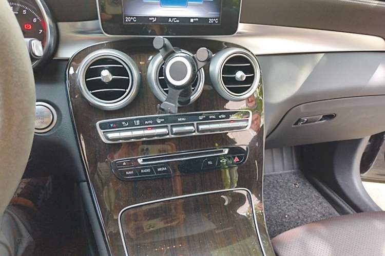 Used Mercedes-Benz GLC 2018 Facelift GLC 260 4MATIC Luxury Edition Audio And AC Panel