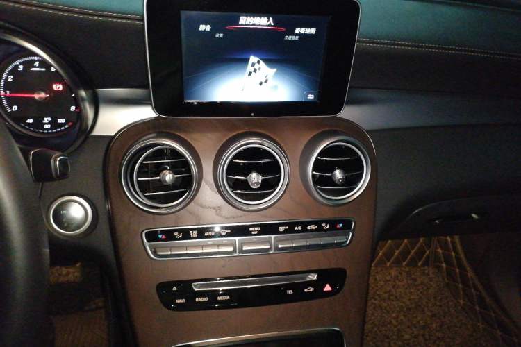 Used Mercedes-Benz GLC 2018 Refreshed GLC 300 4MATIC Dynamic Edition Audio And AC Panel