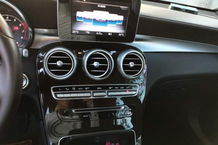 Used Mercedes-Benz GLC 2018 Facelifted GLC 260 4MATIC Dynamic Edition Audio And AC Panel