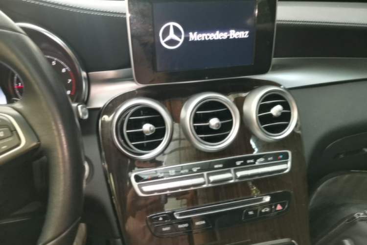 Used Mercedes-Benz GLC 2018 Facelift GLC 260 4MATIC Luxury Edition Audio And AC Panel