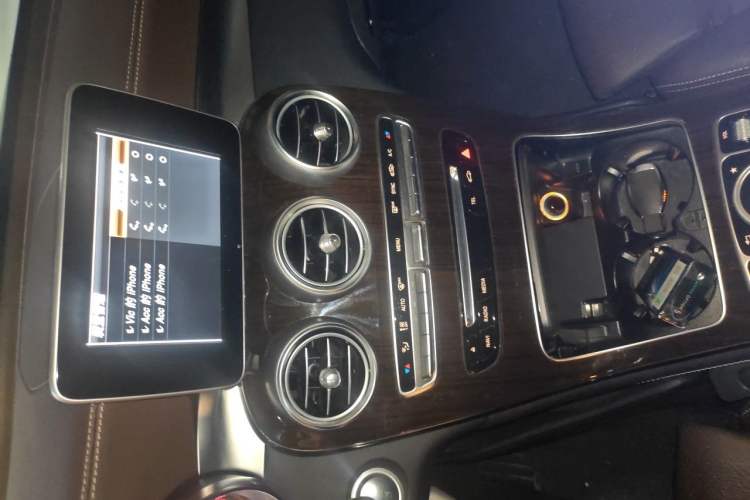 Used Mercedes-Benz GLC 2018 Facelift GLC 260 4MATIC Luxury Edition Audio And AC Panel