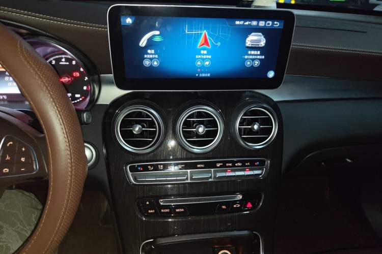 Used Mercedes-Benz GLC 2018 Facelift GLC 260 4MATIC Luxury Edition Audio And AC Panel