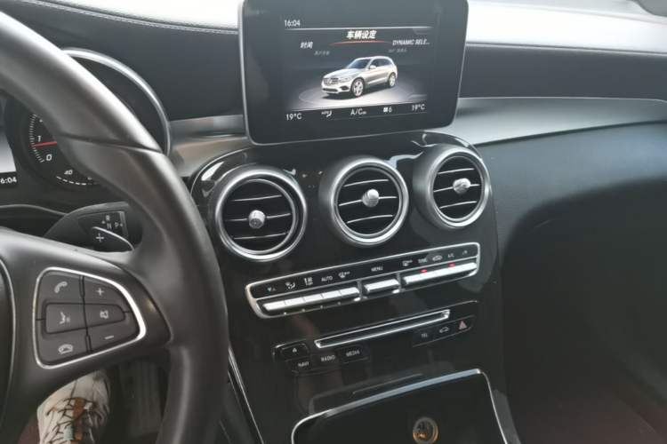 Used Mercedes-Benz GLC 2018 Facelift GLC 260 4MATIC Luxury Edition Audio And AC Panel