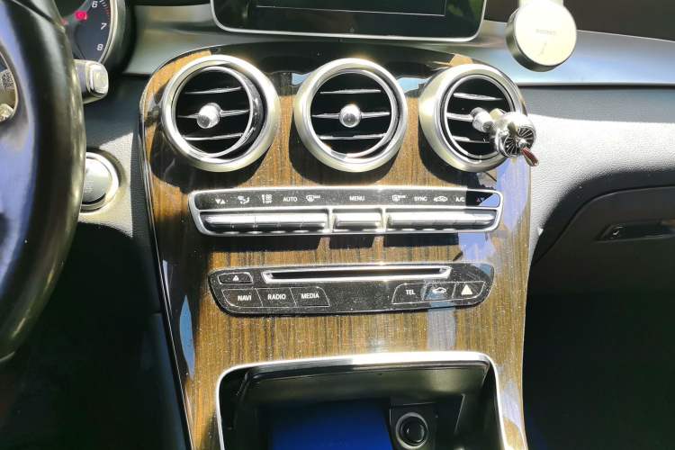 Used Mercedes-Benz GLC 2018 GLC 260 4MATIC Dynamic Edition Audio And AC Panel