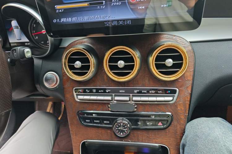 Used Mercedes-Benz GLC 2018 GLC 260 4MATIC Dynamic Edition Audio And AC Panel