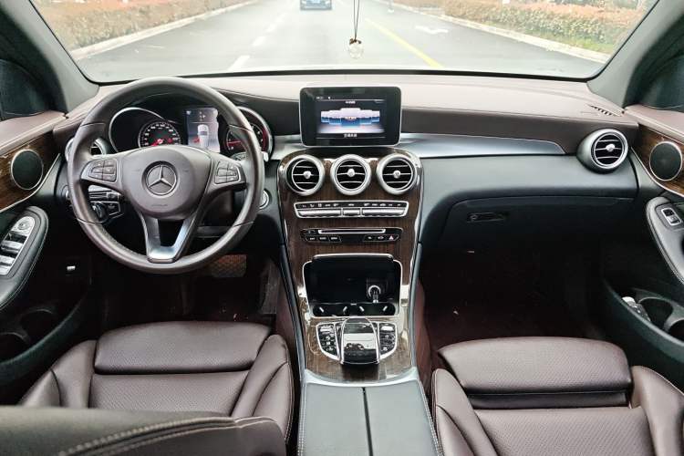 Used Mercedes-Benz GLC 2018 Facelifted GLC 260 4MATIC Dynamic Edition Center Console