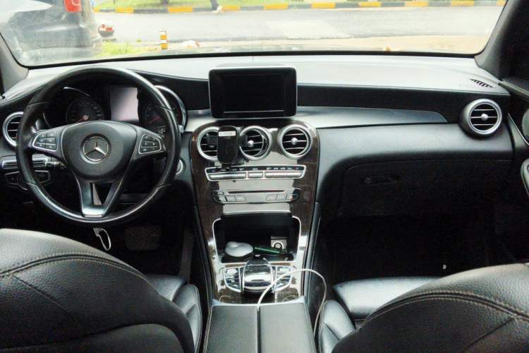 Used Mercedes-Benz GLC 2018 Facelifted GLC 260 4MATIC Dynamic Edition Center Console