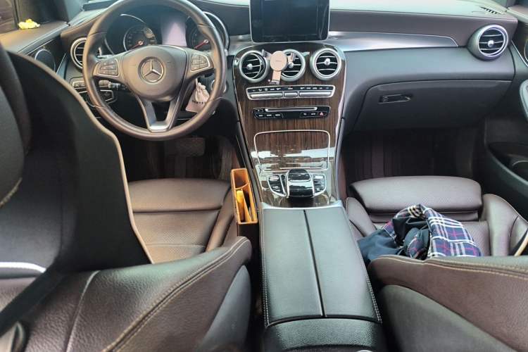 Used Mercedes-Benz GLC 2018 Facelift GLC 260 4MATIC Luxury Edition Center Console