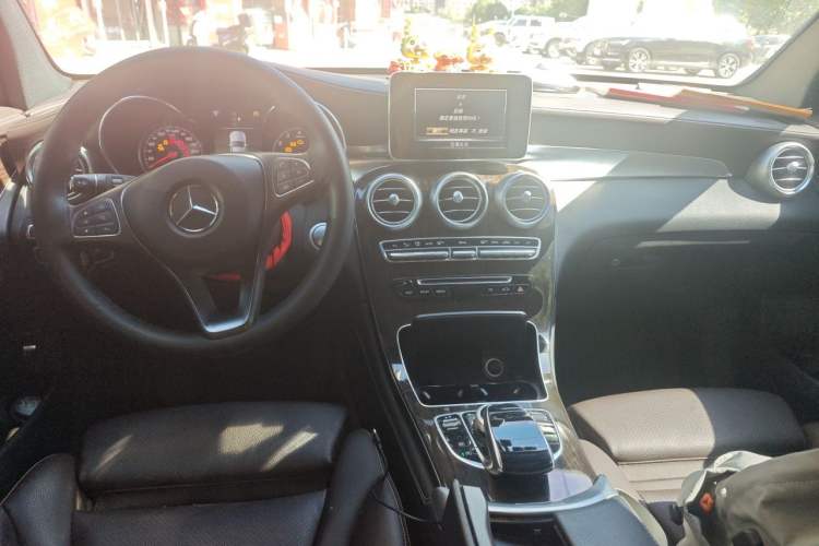 Used Mercedes-Benz GLC 2018 GLC 260 4MATIC Luxury Model Center Console