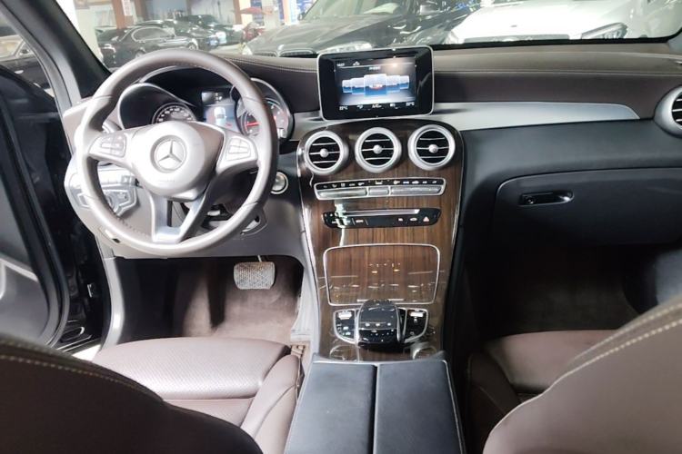 Used Mercedes-Benz GLC 2018 Facelift GLC 260 4MATIC Luxury Edition Center Console