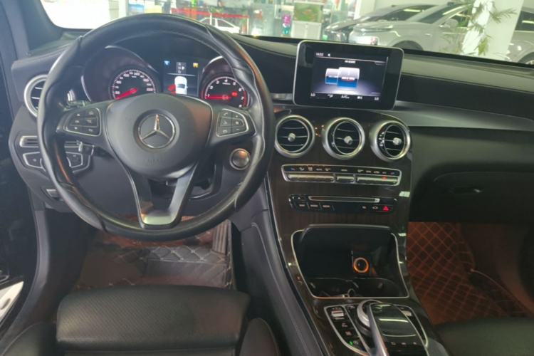 Used Mercedes-Benz GLC 2018 Facelifted GLC 260 4MATIC Dynamic Edition Center Console