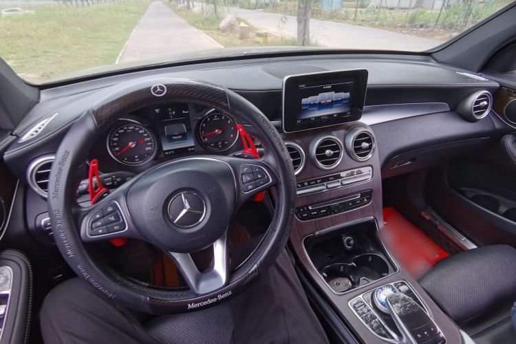 Used Mercedes-Benz GLC 2018 GLC 260 4MATIC Luxury Model Center Console