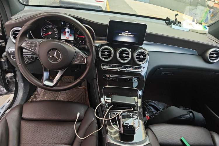 Used Mercedes-Benz GLC 2018 Facelift GLC 260 4MATIC Luxury Edition Center Console