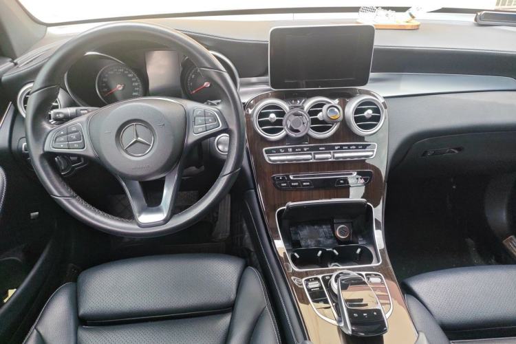 Used Mercedes-Benz GLC 2018 Facelift GLC 260 4MATIC Luxury Edition Center Console