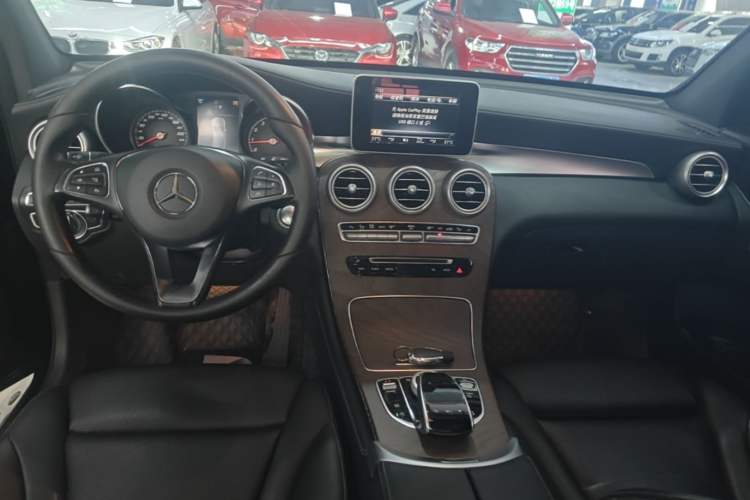 Used Mercedes-Benz GLC 2018 Refreshed GLC 300 4MATIC Dynamic Edition Center Console