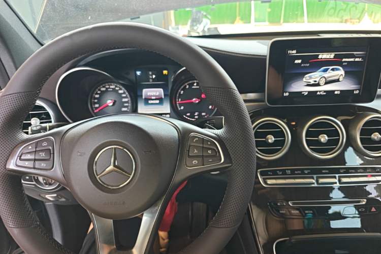 Used Mercedes-Benz GLC 2018 Facelifted GLC 260 4MATIC Dynamic Edition Center Console