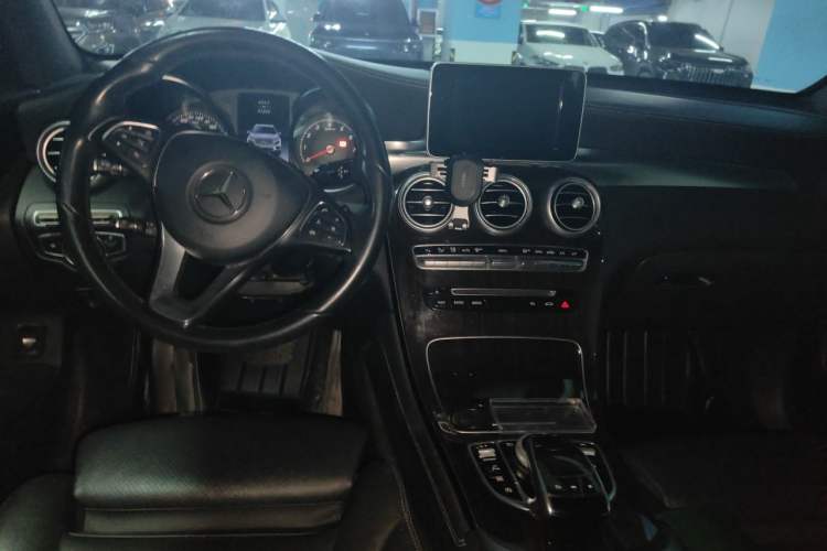 Used Mercedes-Benz GLC 2018 GLC 260 4MATIC Dynamic Edition Center Console