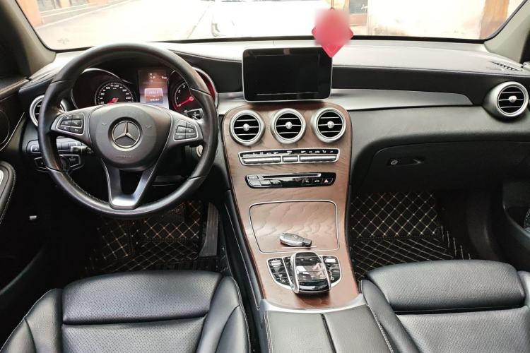 Used Mercedes-Benz GLC 2018 Refreshed GLC 300 4MATIC Dynamic Edition Center Console