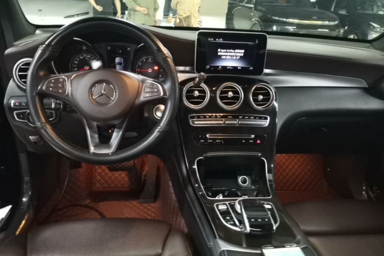 Used Mercedes-Benz GLC 2018 Facelift GLC 260 4MATIC Luxury Edition Center Console
