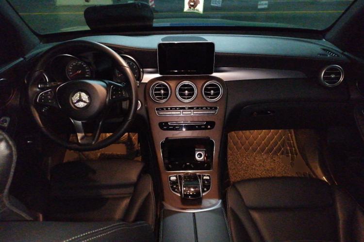 Used Mercedes-Benz GLC 2018 Refreshed GLC 300 4MATIC Dynamic Edition Center Console