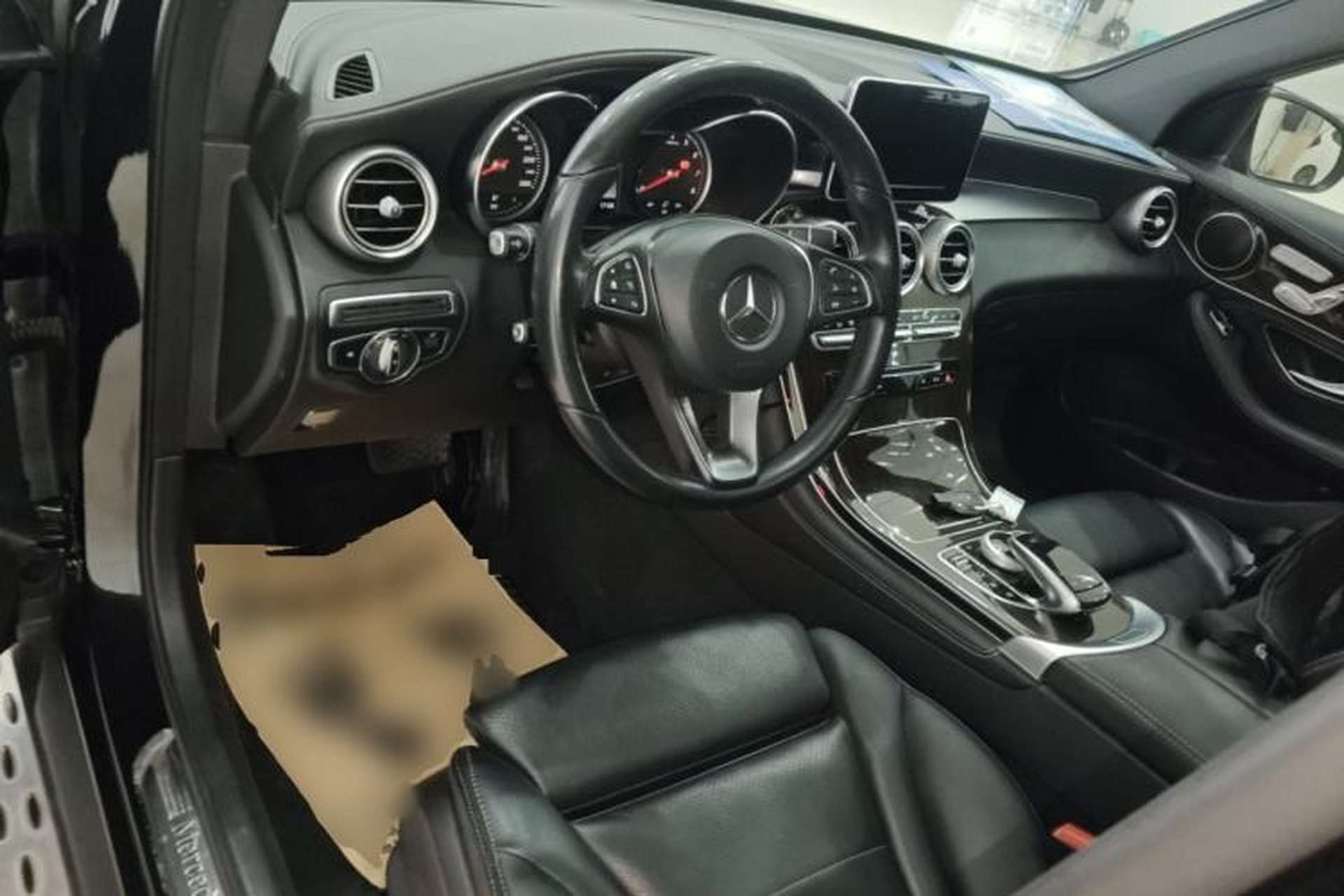 Used Mercedes-Benz GLC 2018 Facelifted GLC 260 4MATIC Dynamic Edition Center Console