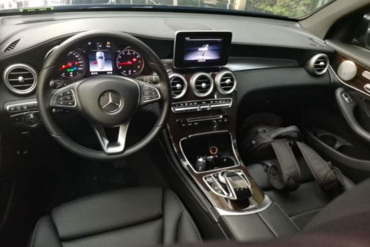 Used Mercedes-Benz GLC 2018 Facelift GLC 260 4MATIC Luxury Edition Center Console