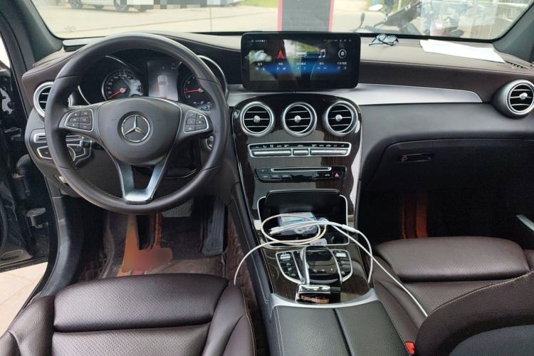 Used Mercedes-Benz GLC 2018 Facelifted GLC 260 4MATIC Dynamic Edition Center Console