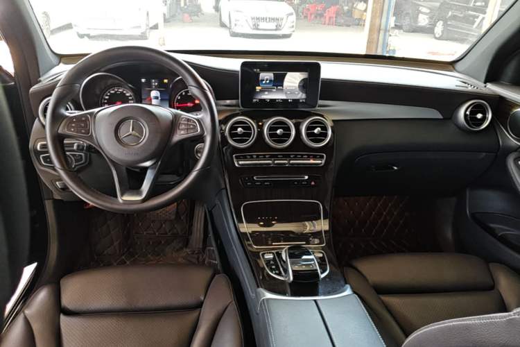Used Mercedes-Benz GLC 2018 Facelifted GLC 260 4MATIC Dynamic Edition Center Console