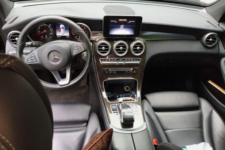 Used Mercedes-Benz GLC 2018 GLC 260 4MATIC Luxury Model Center Console