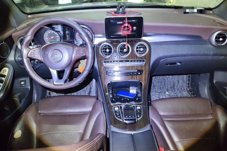 Used Mercedes-Benz GLC 2018 GLC 260 4MATIC Luxury Model Center Console