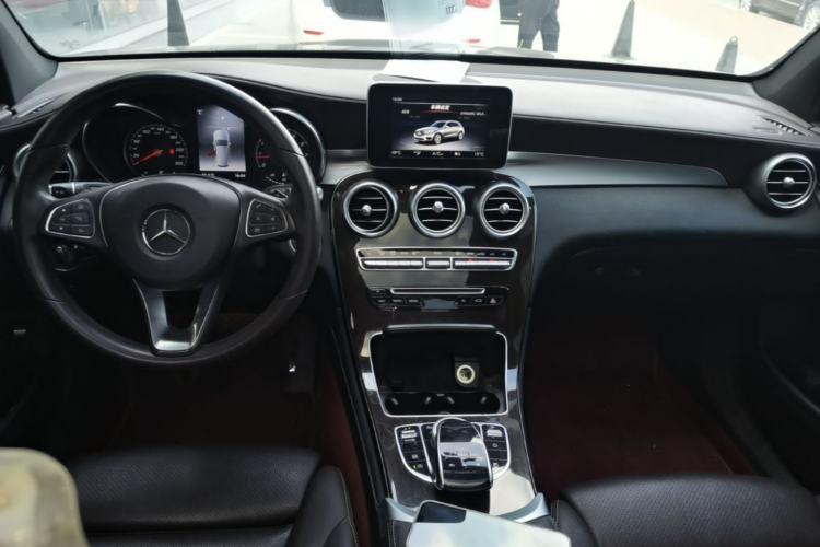 Used Mercedes-Benz GLC 2018 Facelift GLC 260 4MATIC Luxury Edition Center Console