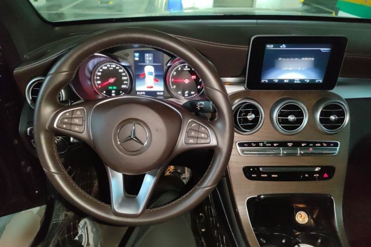 Used Mercedes-Benz GLC 2018 Refreshed GLC 300 4MATIC Dynamic Edition Center Console