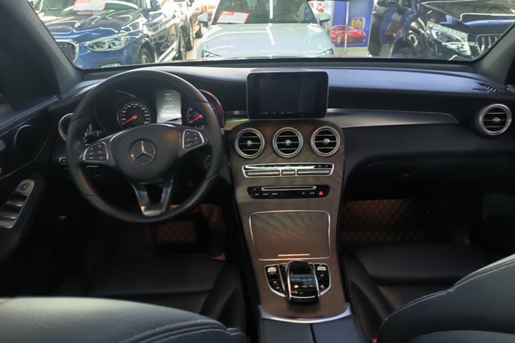 Used Mercedes-Benz GLC 2018 Refreshed GLC 300 4MATIC Dynamic Edition Center Console