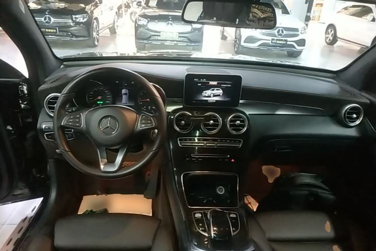 Used Mercedes-Benz GLC 2018 GLC 260 4MATIC Luxury Model Center Console
