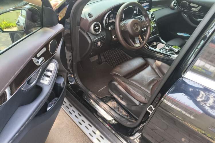 Used Mercedes-Benz GLC 2018 Facelift GLC 260 4MATIC Luxury Edition Driver Seat
