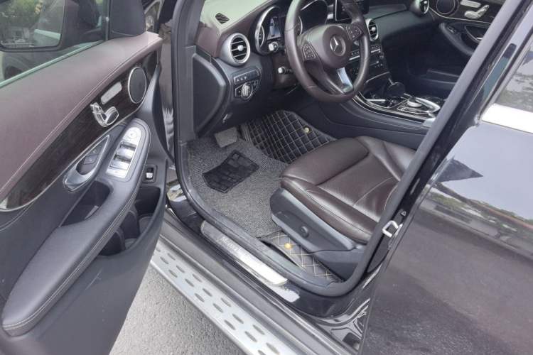 Used Mercedes-Benz GLC 2018 Facelift GLC 260 4MATIC Luxury Edition Driver Seat