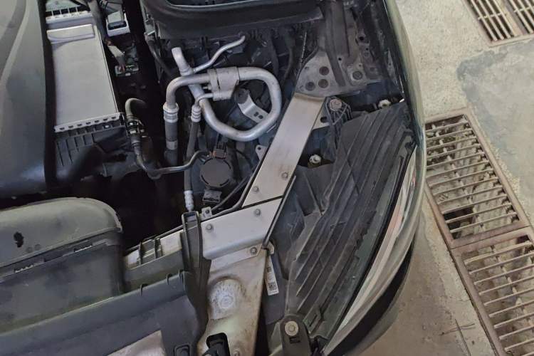 Used Mercedes-Benz GLC 2018 GLC 260 4MATIC Luxury Model Engine Bay Left