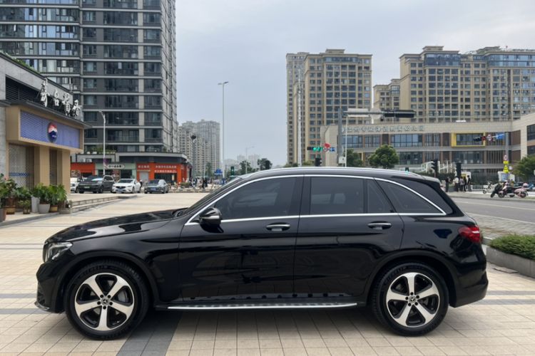 Used Mercedes-Benz GLC 2018 Facelift GLC 260 4MATIC Luxury Edition Exterior 1