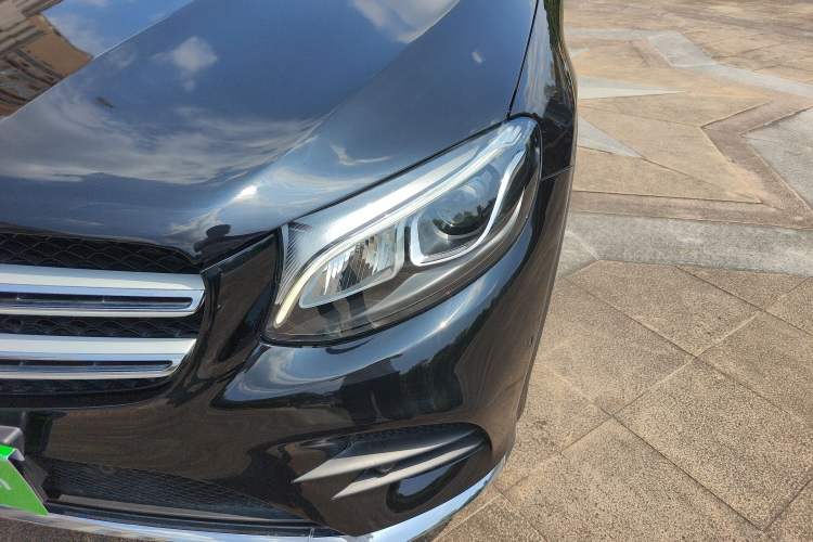 Used Mercedes-Benz GLC 2018 Facelift GLC 260 4MATIC Luxury Edition Exterior 1