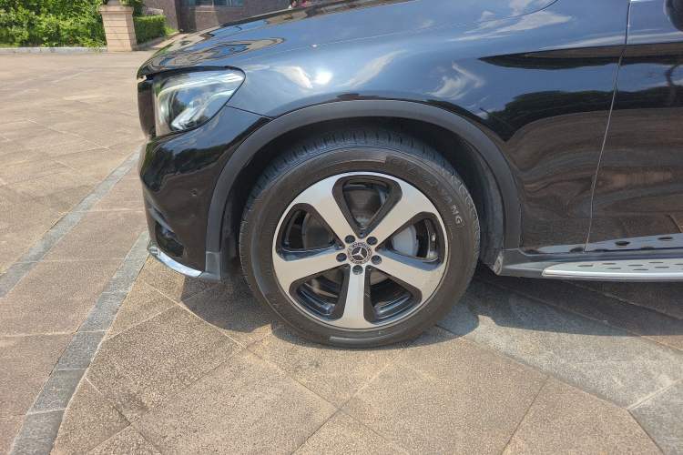 Used Mercedes-Benz GLC 2018 Facelift GLC 260 4MATIC Luxury Edition Exterior 2